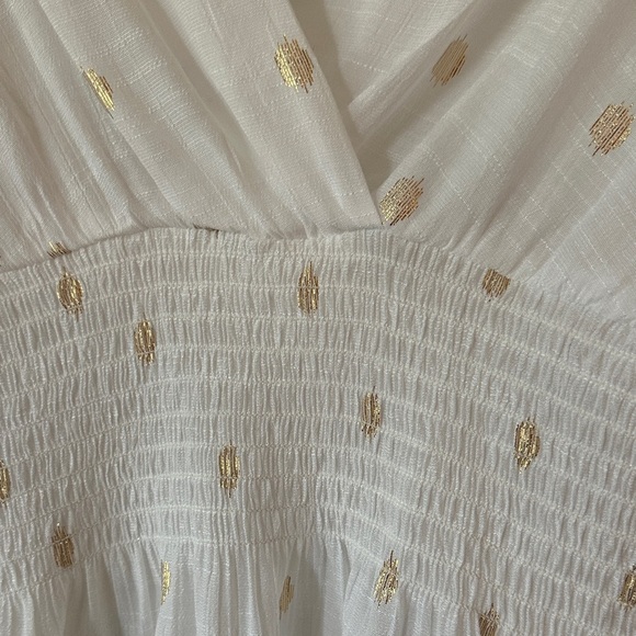 HARVE BENARD | White Blouse with Gold Accents V-neck Balloon Sleeves Smocked - Picture 6 of 13